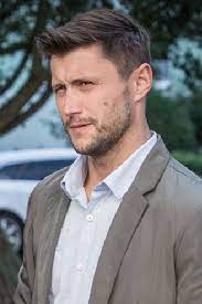 Niespodziewanie podczas wyprawy, na ich drodze pojawiło się zwierzę. Piotr Mroz Thetvdb Com