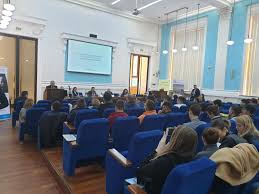 Programul „investeste in tine este un program guvernamental care are ca obiect acordarea unui credit persoanelor fizice cu varsta cuprinsa intre 16 si 26 de ani care sunt cuprinse in sistemul de invatamant sau care efectueaza cursuri de specializare. Caravana InvesteÈte In Tine Un Prilej De Dialog Cu PotenÈialii Beneficiari StudenÈii UniversitÄÈii Din Craiova AgenÈia De PresÄ Rador