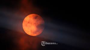 Gerhana matahari merupakan peristiswa yang terjadi saat matahari, bulan, dan bumi berada pada pada saat ketiganya menempati satu garis lurus, bulan yang menutupi matahari akan tampak lebih. 4 Gerhana Yang Akan Terjadi Sepanjang Tahun 2021 Super Blood Moon Pada 26 Mei 2021 Tribunnews Com Mobile