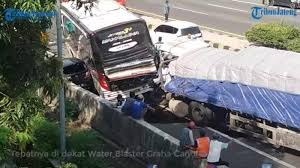 Ia kemudian dibawa ke rs cibinong untuk mendapatkan pertolongan medis. Cerita Dan Fakta Lengkap Kecelakaan Beruntun Libatkan 6 Kendaraan Di Tol Gayamsari Km 431 Semarang Warta Kota