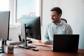 Advogados apresentando webinar para engajar clientes em ambiente digital