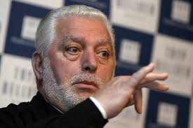 Papírból tervezett pizsamát, mert a varrást rabszolgaságnak tartotta