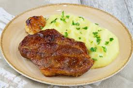 Daca rondelele de vinetele sunt mai mari le puteti taia in doua. Ceafa De Porc La Cuptor Cu Vin Si Usturoi Caietul Cu Retete