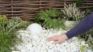 Explore trending landscaping ideas with rocks for small and big gardens trending in this is a simple landscaping idea for a front yard that draws attention to the cute white house rather than to itself. White Pebbles 20 40mm Youtube
