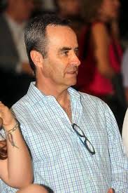 Avientan el 'piano' por la ventana