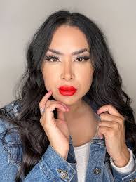 Mayra Munoz's Instagram, Twitter & Facebook