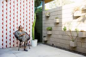 This diy backyard project is a cinch and will provide immediate outdoor fun for you and your family! Best 60 Modern Outdoor Back Yard Desert Design Photos And Ideas Dwell