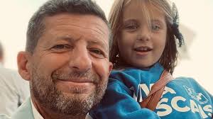 O que difere? O que difere alguém que recebe 242€ de RSI para sobreviver de  alguém que, de repente, passa a receber 4.185€ mensais como deputada sem  nunca ter descontado antes na