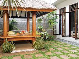 Ada beberapa manfaat gazebo di taman selain sebagai tempat bersantai, yakni untuk menunjang keindahaan eksterior rumah. 7 Inspirasi Desain Gazebo Minimalis Cocok Untuk Tempat Berkumpul Rumah123 Com