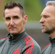 It also displays the transfer fees. Fredi Bobic Einem 16 Jahrigen Wird Bei Uns Alles Hinterhergetragen Welt