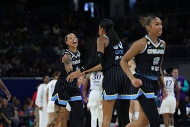 The Chicago Sky team navigating physical battles in the paint, do AI tạo