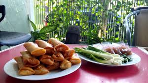 Lumpia yang merupakan versi filipina dari asian spring/egg roll dapat disajikan sebagai sebuah makanan cara membuat lumpia. Lumpia Risol Malang Enak Publicaciones Malang Menu Precios Opiniones Sobre Restaurantes Facebook