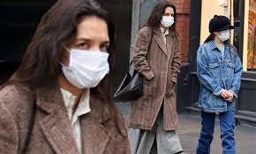 Suri Cruise 14 Looks Nearly As Tall As Mom Katie Holmes As The Pair Step Out To Shop In Nyc Daily Mail Online