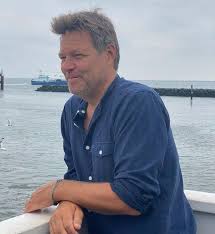 Laut #habeck ist ein verbot von inlandsflügen für #klimaschutz wirkungslose symbolpolitik, die niemandem weh tun würde. Zyvo5f59rrbzam