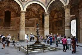 Proprio con l'aspetto di un attento gigante, palazzo vecchio domina piazza della signoria a firenze, e con il suo imponente campanile, la torre. Palazzo Vecchio Guided Tour Italy Museum