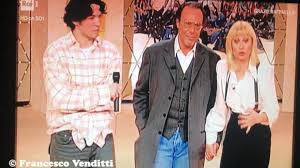 Dagli anni difficili vissuti durante l'infanzia, il dolore per la separazione dei suoi genitori, il supporto dei nonni materni, l'analisi che lo ha aiutato a rimettere in piedi la sua vita e e a costruire la sua famiglia di oggi. Piu Veloce Francesco Venditti Facebook