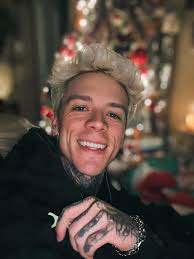 merry christmas! 🎄 i hope you all are enjoying time with your families!  this Thursday I have something very important to tell you all..