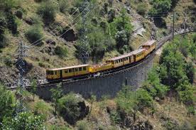 Maybe you would like to learn more about one of these? Le Petit Train Jaune In Hohe Etwa Von Canaveilles In Sudfrankreich Bahnbilder De