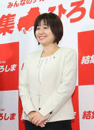 河井案里 氏の当選無効に伴う参院広島選挙区の 再選挙 は25日投開票され、野党系で諸派新顔の宮口治子氏（45）=立憲、国民、社民推薦=が、自民新顔の 案里氏や夫の克行被告による買収事件に端を発した選挙で、「政治とカネ」が最大の争点だった。 Gilx37iyyx4 Wm