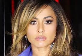 Rihanna viaja para a costa leste americana para iniciar turnê Diamonds