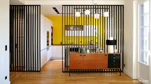 Cuisine Moderne Mur Jaune Meubles Bois Separation Claustra Noir Lampe Suspension Et Incrustee Faux Plafond Blanc Archi Claustra Claustra Bois Interieur Cloison