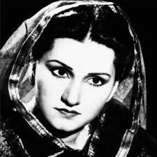 Stream Tum Aaye Ho Na Shab-e-Intezar Guzri Hai (Faiz Ahmed Faiz)