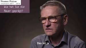 Thomas Platow ist am 13. August 1961 vier Jahre alt. Losungen wie „Nie  wieder Krieg“ und „Nie wieder Faschismus“ begleiten ihn bereits in jungen  Jahren. Doch er beginnt, die Mauer zu hinterfragen. ...