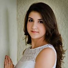 Caroline Alvarez (honeylamm95)