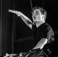 Inspired by watching tiësto spin at the 2004 athens olympics, garrix decided to fully pursue music at a young age while simultaneously graduating with full honors from school. Datei Martin Garrix Come Up Show Cropped Jpg Wikipedia