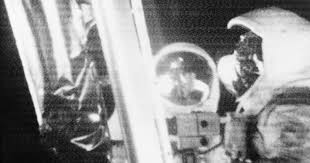 The right camera transmitted colour broadcasts from the apollo 11 command module while the left camera broadcast the first live video of apollo 11. Broadcasting Tv From The Moon National Science And Media Museum