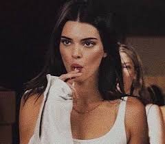 Watch Youtube Video Of Kylie Jenner Outfits Celebrity Quizzes Show Support Asthetisches Madchen Vintage Ideen Vintage Fotoshooting