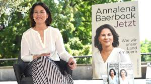 Dec 15, 2019 · aufgewachsen ist annalena baerbock in einem dorf in der nähe von hannover und trat 2005 den grünen in brandenburg bei. Annalena Barebocks Ko Autor Meldet Sich Zu Wort