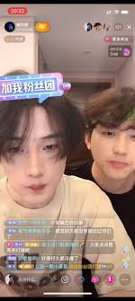 Tangan Si Top Mengelus Badan Istri dengan Mesra