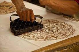 Permukaan canting cap terbuat dari bahan lempengan tembaga yang tipis, memiliki sifat lentur yang memudahkan untuk dibentuk pola, serta tahan terhadap panas. Asal Mula Pembuatan Canting Cap