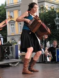 Das bonner münster lädt in den sommermonaten zu besonderen veranstaltungen in die basilika und in den. Urban Trad Keltische Musik Beim Bonner Sommer 2007 Akkordeon Didier Laloy Foto Bild Kunstfotografie Kultur Musik Konzert Festivals Openairs Bilder Auf Fotocommunity