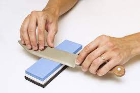 Caranya, ambil batu asah yang sudah dibasahi. Cara Tajamkan Pisau Pakai Batu Asahan Supaya Lancar Potong Daging Halaman All Kompas Com