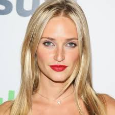 Whether you have dark or light brown hair, here are our favorite brown hair with blonde highlights medium brown hair with buttery blonde highlights. Top 10 Hair Color Trends For Blonde Women In 2021 Pouted Com
