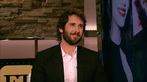 Does groban have a girlfriend to go home to? Josh Groban Gushes Over Girlfriend Kat Dennings We Share A Great Sense Of Humor Entertainment Tonight