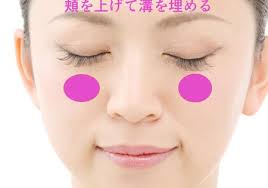 ます 真上に向かって上げる 口を横に広げて頬を上げないように 口を横に広げると 咬筋 こうきん という咀嚼筋が刺激されて エラが張る可能性があります 口を動かすことで頬を高くする それでは 頬を鍛えるもう一つの方法を解説します １ 思いきり