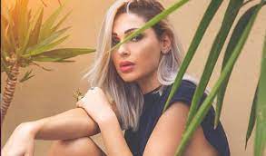 Anna tatangelo raggiunge fiorello sul palco di 'vivaraiplay!' e insieme a lui canta 'you make me freel brand new'. Furious Anna Tatangelo Denies The Story With Cori Ruetir