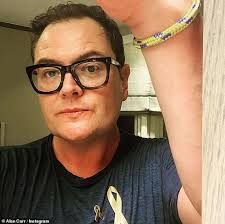 In 2004, more than 20 years after their split, haircut 100 (including heyward) reunited for the vh1 show bands reunited and performed love plus one and fantastic day. Alan Carr Zeigt Seinen Lockdown Gewichtsverlust Nachdem Er Sich Von Adele Inspirieren Liess Die Sieben Steine Vergoss Nach Welt