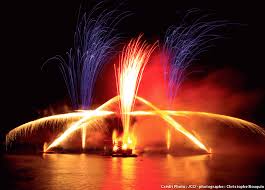 Le feu d'artifice, tiré depuis la plage, profite de l'un des plus beaux paysages de la planète. 14 Juillet Les Plus Beaux Feux D Artifice En France Feu D Artifice Feu France