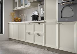 Başka bir temiz ve nemli bezle duruladıktan sonra kurulama işlemine geçin. Lake Mutfak Dolabi Nasil Temizlenir Dekorblog