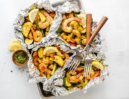 And they can also be cooked in the oven too if it's cold outside or you don't have a grill. Quick Cajun Shrimp Foil Packets Healthy Little Peach