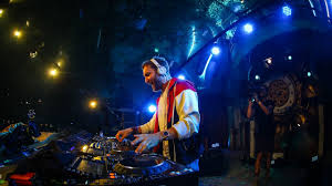 Pierre david guetta, plus connu sous le nom de david guetta, est un dj français et producteur. David Guetta Live Tomorrowland 2018 Youtube