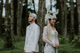 Pasalnya, rangkaian prosesi pernikahan tidak hanya dijalankan pada hari h pernikahan, namun beberapa hari sampai seminggu sebelum hari pernikahan pun sudah dibuka dengan beberapa prosesi pranikah adat sunda. Syahnaz Dan 6 Artis Yang Tampil Menawan Dalam Pernikahan Adat Sunda
