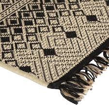 Un tapis au charme authentique ce modèle tressé en jute végétale bordé d'un liseré contrastant en coton offre une réinterprétation moderne du tapis esprit nature. Tapis Rectangulaire Jute Noir Oasis 160x230 Atmosphera Le Depot Bailleul