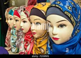 Schaufensterpuppen tragen Hijab/Alamira Kopftuch vor Geschäft in Medina von  Fes, Marokko Stockfotografie