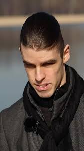 Sve se namestilo. Dan kao naslikan, mesto kao iz mašte i on. Skoro  nestvarno. Dok se dogovaramo da li ćemo u šetnju ili ćemo za sto, pričamo o  slikama koje od rođenja jedino stvara po zvuku i dodiru, ...