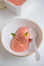 Sorbet A La Rhubarbe Avec Ou Sans Sorbetiere Recette En 2020 Recette Glace Sans Sorbetiere Rhubarbe Cuisine Et Boissons